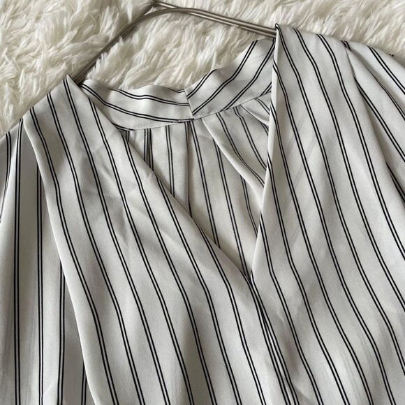Queclip Striped V-Neck Sleeveless Blouse M Black and White - Picture 3 of 5